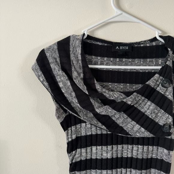 A.Byer Short Sleeve Sweater - Size Small - Picture 6 of 7